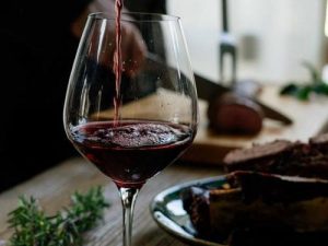 How to Enjoy Your Wine Without Fear of Eye Bags and Rough Skin
